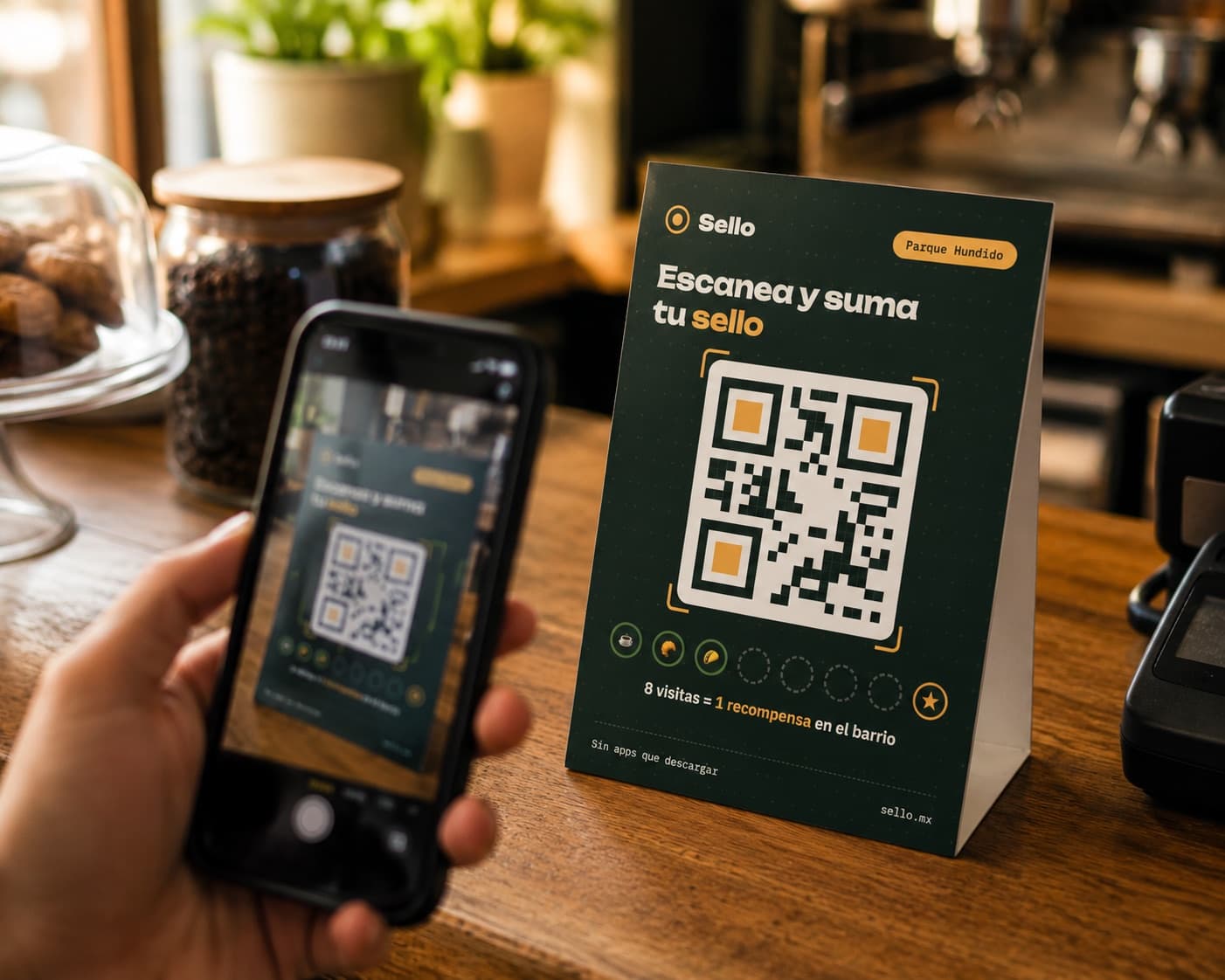 Cliente escaneando el código QR del display con su celular